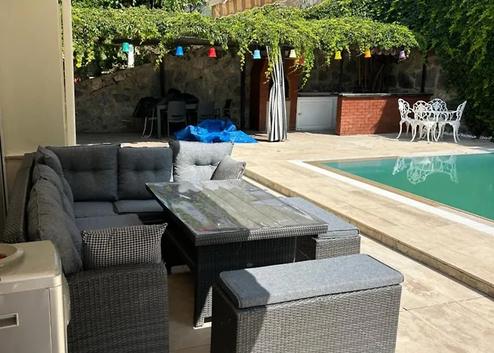 Tuerkan Βίλα Κουσάντασι